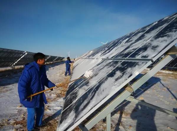 ¿Cómo mantener los sistemas de generación de energía fotovoltaica en invierno?