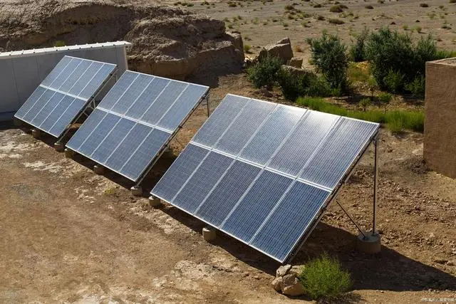 ¿Se pueden conectar paneles solares de diferentes voltajes en serie o en paralelo?